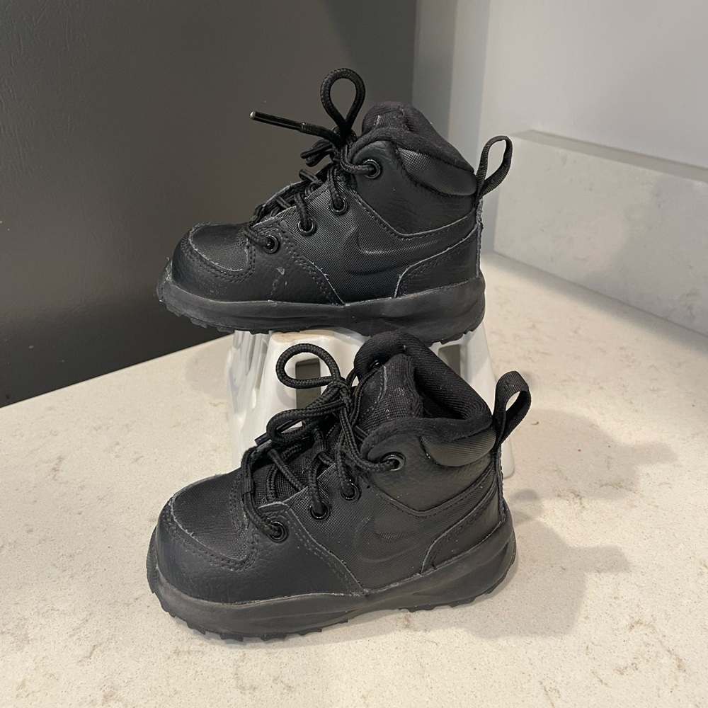 Black Nike Toddler Boots (Manoa) size 5c
